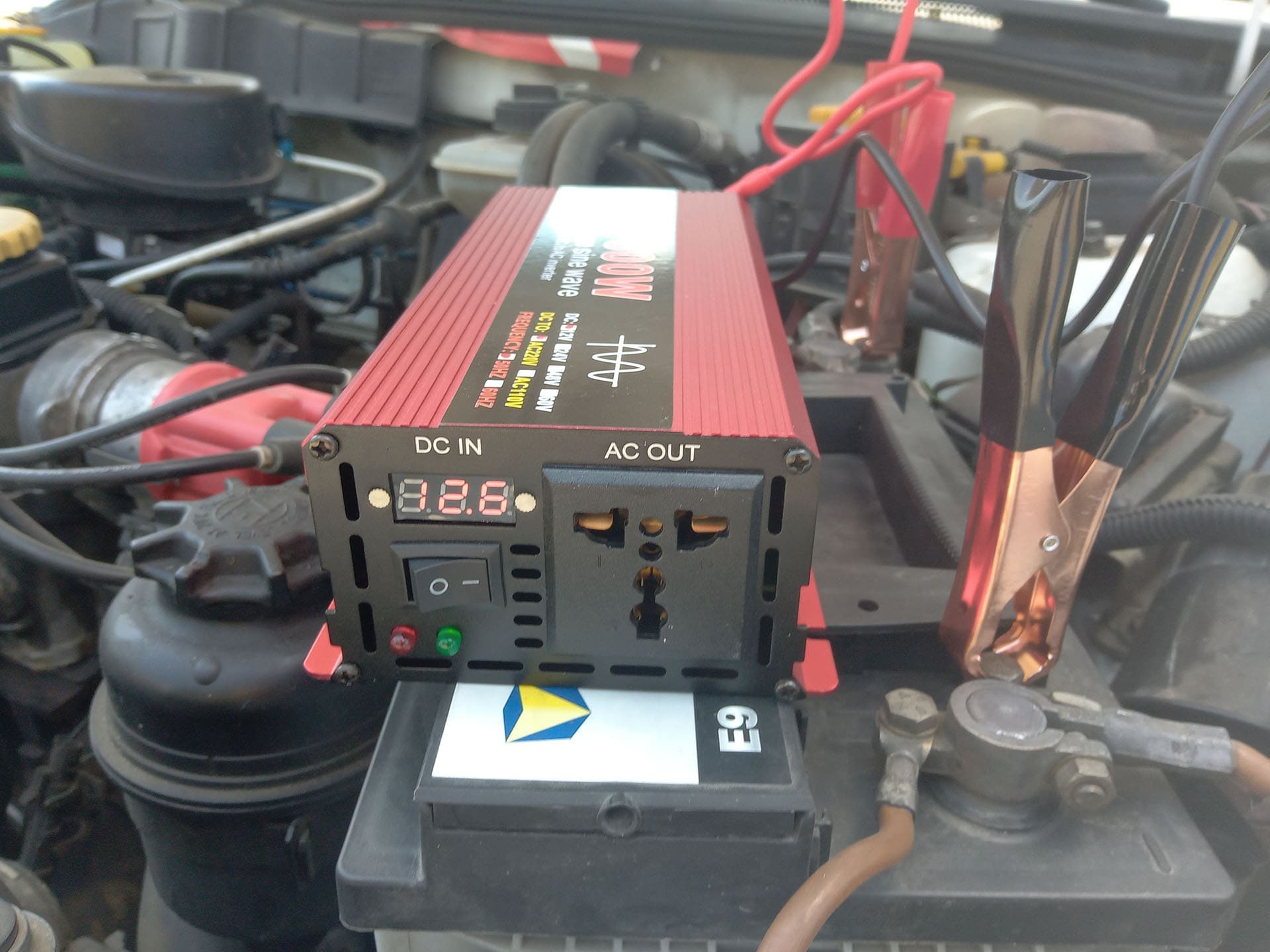Tiszta színuszos inverter DC 12V to AC 220V 1600w tesztelés